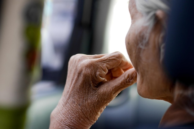 写真 ぼんやりした背景を背景にした年配の女性のクローズアップ