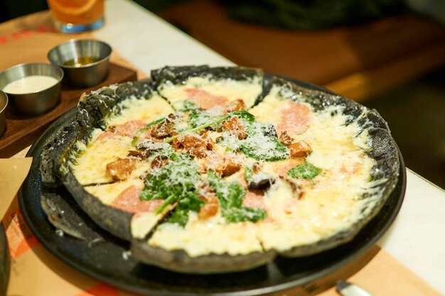 写真 テーブルの上で提供された食べ物のクローズアップ