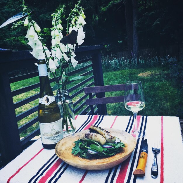 Фото Ближайший план подаваемой еды с белым вином на столе