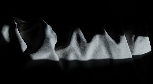 Фото Близкий снимок тени на кровати в темной комнате