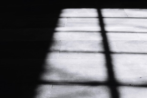 Фото Близкий план тени на плиточном полу