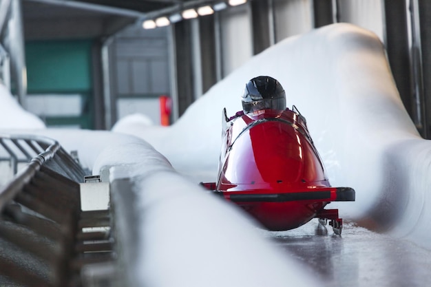 写真 冬の氷の上にある小さな車のクローズアップ