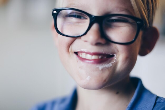 写真 笑顔の男の子のクローズアップ