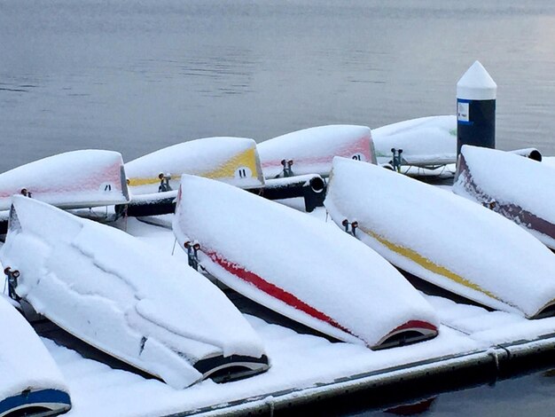 写真 湖の雪に覆われたボートのクローズアップ