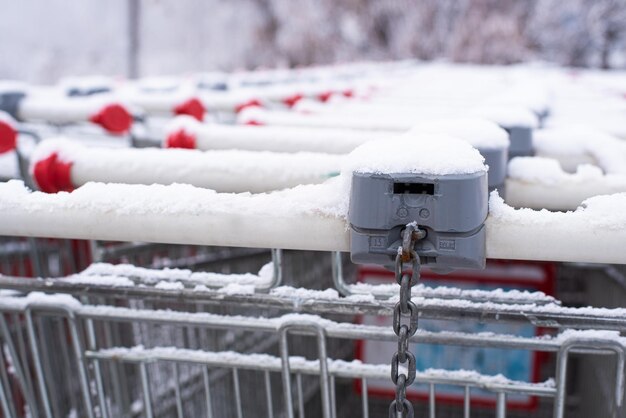 写真 雪に覆われた車両のクローズアップ