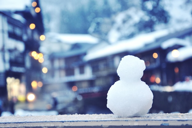 写真 照らされた街の雪のクローズアップ