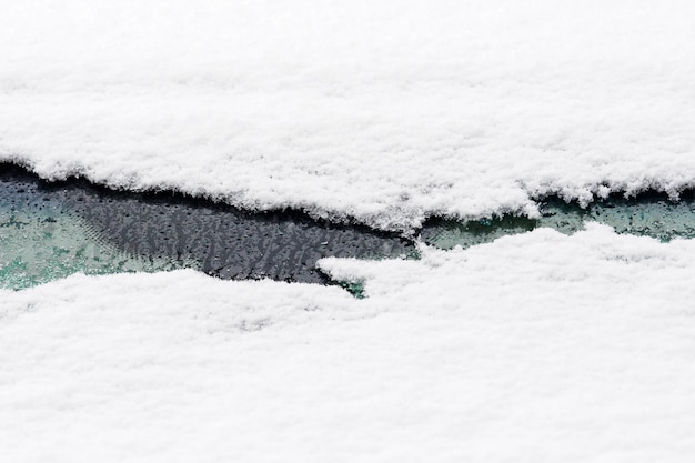 写真 岸辺の雪のクローズアップ