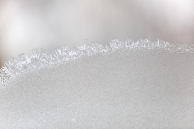 写真 ガラスの上の雪花のクローズアップ