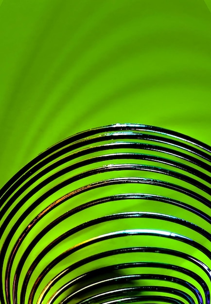 Фото Близкий взгляд на спиральную черную проволоку