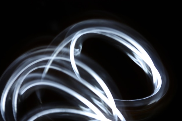 Фото Клоуз-ап спиральной световой картины на черном фоне