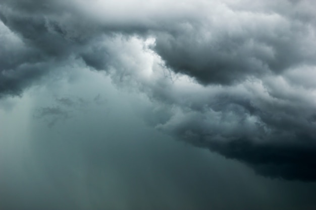 写真 嵐の雲の背景を閉じます。