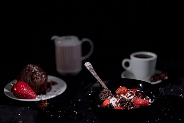 写真 黒い背景のテーブル上のチョコレートとストロベリーのクローズアップ