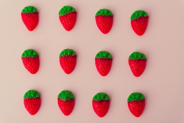 사진 베이지색 배경 에 배열 된 딸기 모양 의 사탕 들 의 클로즈업