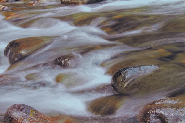 写真 岩の中を流れる川のクローズアップ