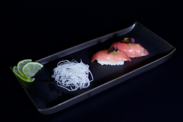 Фото Клоуз-ап суши на тарелке на столе