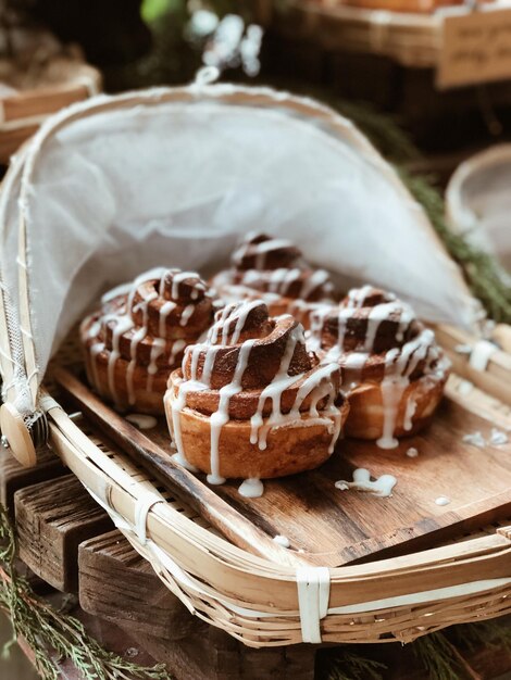 写真 テーブルの上にある甘い食べ物のクローズアップ