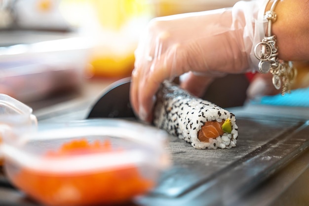 サーモンとおいしい日本のうらまき寿司のクローズ アップ