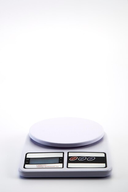 Фото Клоуз-ап телефонной будки на белом столе