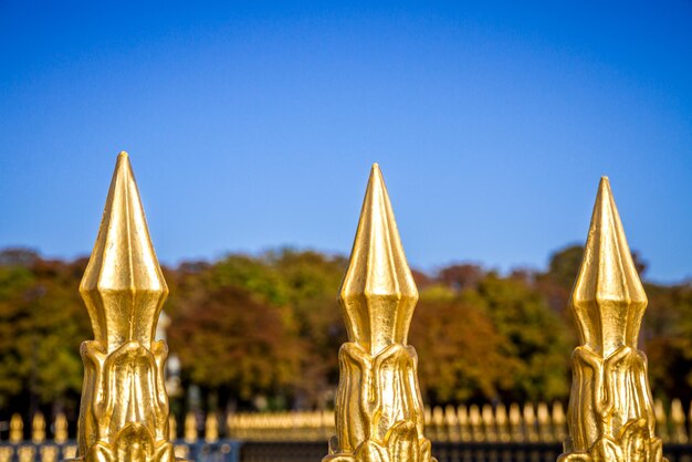 写真 澄んだ青い空に照らされた建物に対する寺院のクローズアップ