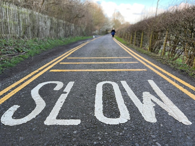 写真 道路上のテキストのクローズアップ