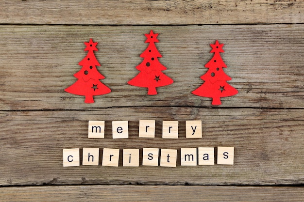 写真 木製のブロックに描かれたテキストのクローズアップとテーブルに置かれた人工のクリスマスツリー