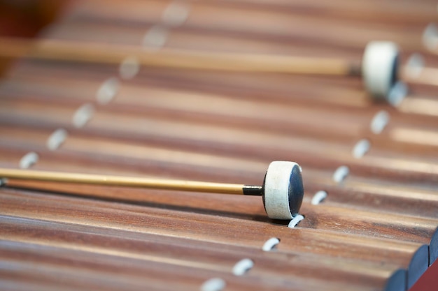 Фото Крупный план тайского старинного музыкального инструмента винтажный классический деревянный ксилофон