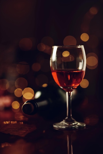 Фото Близкий план бокала с вином на столе
