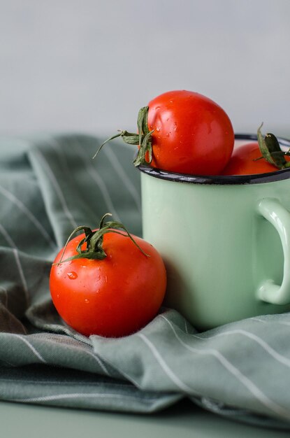 사진 테이블 위 에 있는 접시 에 있는 토마토 의 클로즈업