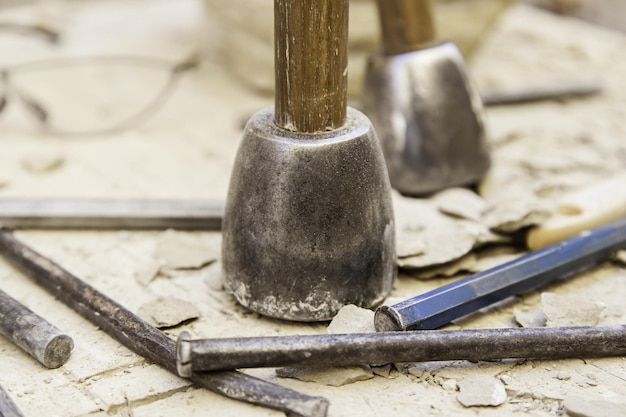 写真 損傷した岩の上にある道具のクローズアップ