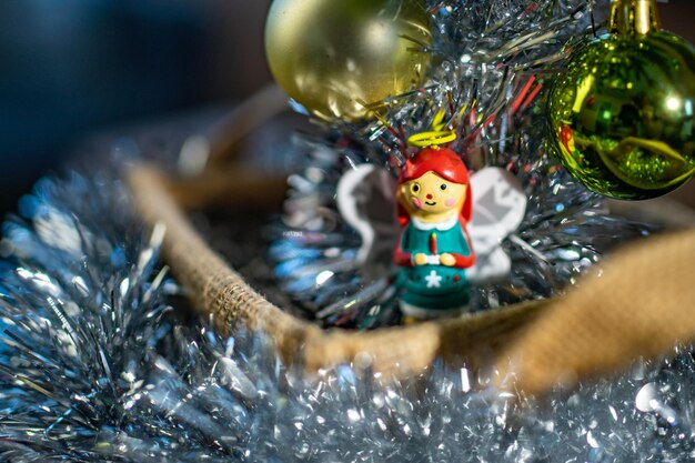 写真 クリスマスツリーにぶら下がっているおもちゃのクローズアップ