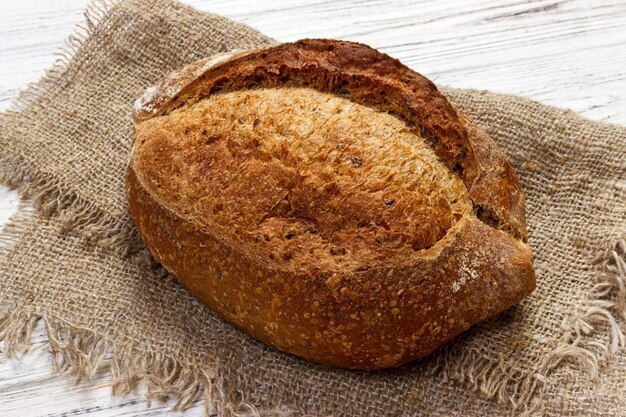 写真 伝統的な新鮮なパンを上から眺める