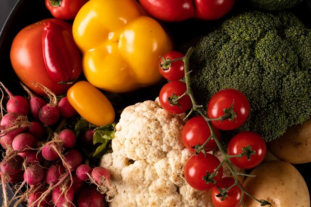 写真 フライパンの中のさまざまなカラフルな野菜の接写。変更されていない、野菜、健康食品、生の食品、バリエーション、オーガニックのコンセプト。