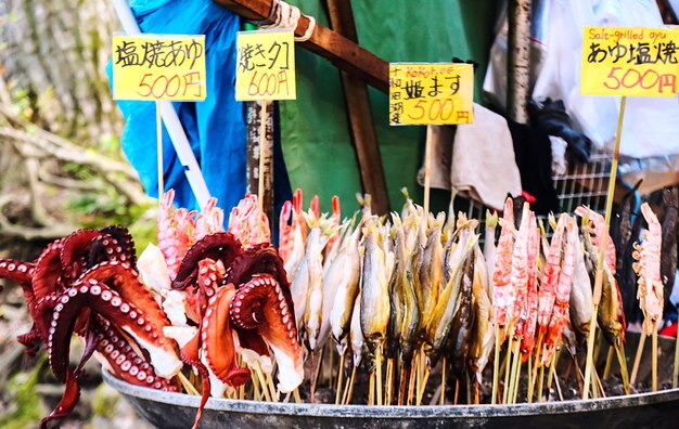 写真 市場 の 売り場 で 販売 さ れ て いる 様々な 魚 の クローズアップ