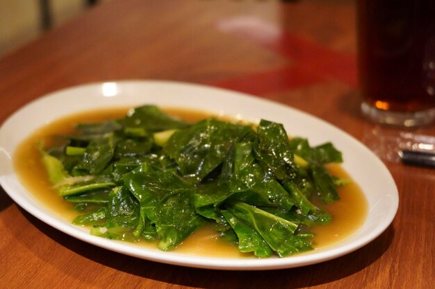 写真 テーブルで提供される野菜の食事のクローズアップ