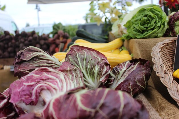 写真 市場で販売する野菜のクローズアップ