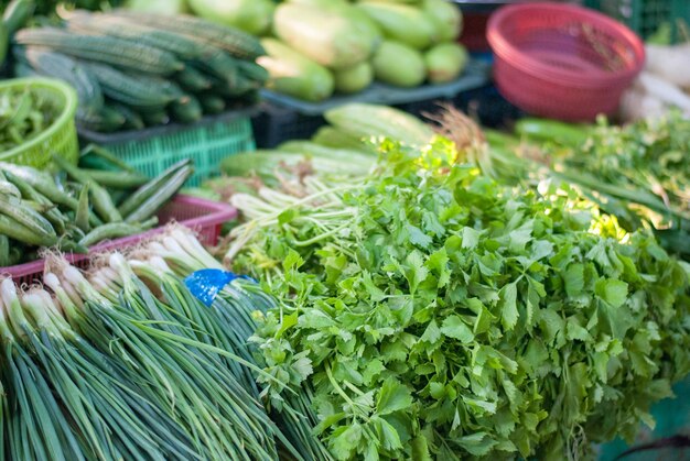 写真 市場で販売する野菜のクローズアップ