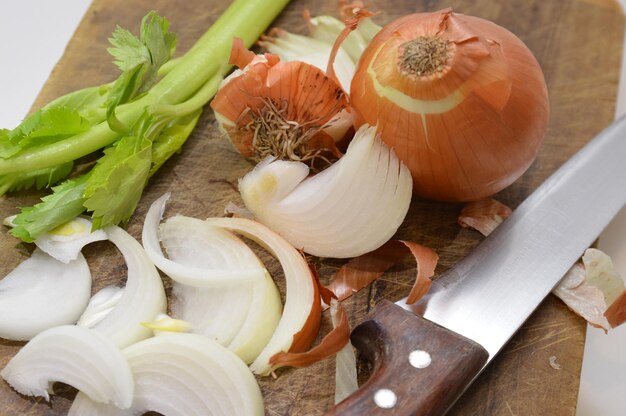 写真 切り板の上にキッチンナイフで野菜をクローズアップ