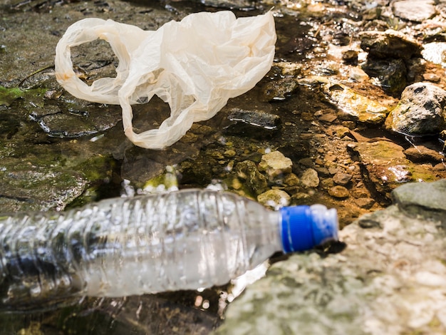 Фото Крупным планом пластиковых бутылок в лужу