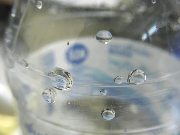 写真 ガラスの上の水滴のクローズアップ