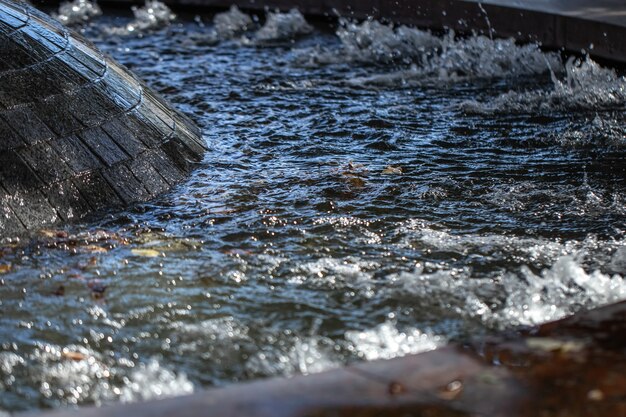 写真 市の噴水の水のクローズアップ。