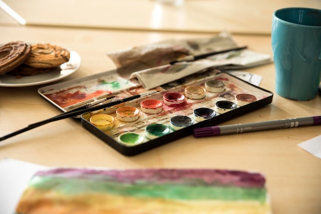 사진 테이블 위 에 있는 페인트 브러시 를 사용 한 수채화 페인트 의 클로즈업