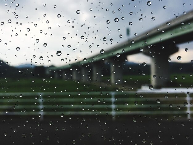 写真 雨季の湿った窓のクローズアップ