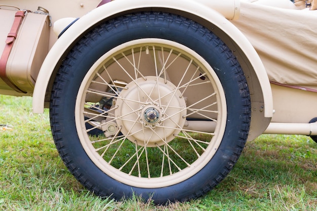 写真 フィールド上の車輪のクローズアップ