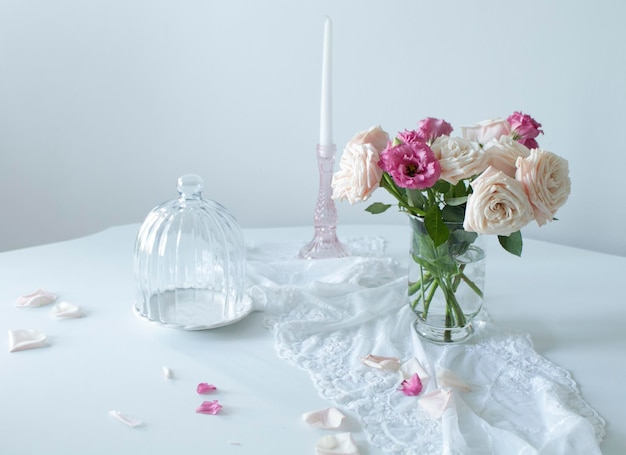 写真 テーブルの上の白い花のクローズアップ