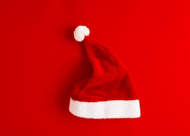 写真 赤い背景に白い帽子のクローズアップ