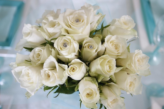 写真 白いバラの花束のクローズアップ