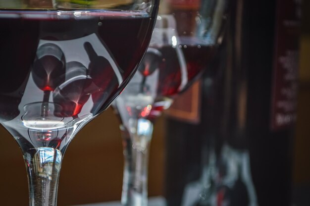 写真 テーブル上のワイングラスのクローズアップ