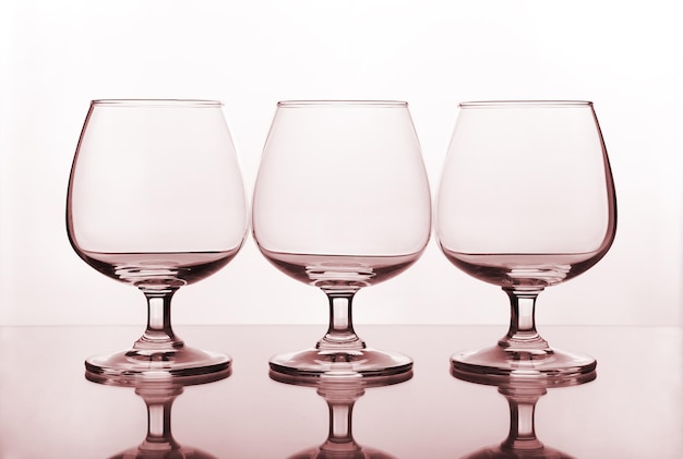 写真 白い背景のワイングラスのクローズアップ
