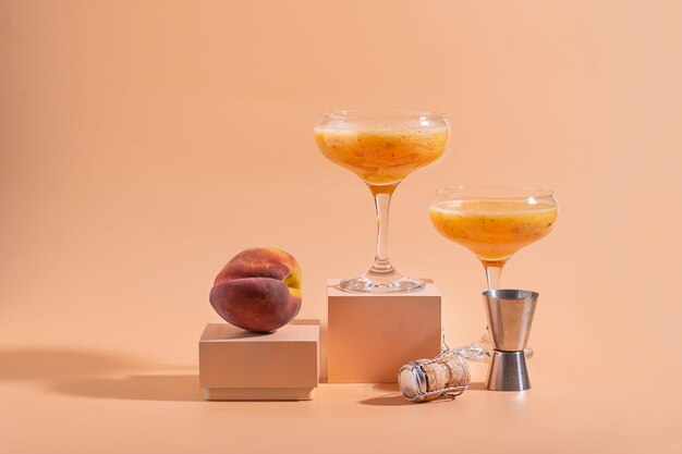사진 오렌지색 배경 에 있는 테이블 에 있는 와인 글래스 의 클로즈업