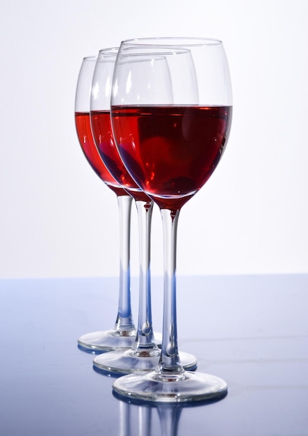 写真 白い背景のテーブル上のワイングラスのクローズアップ